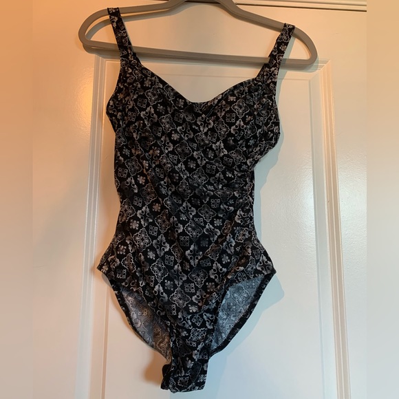 Emerald Bay Other - EUC EMERALD BAY ONE PIECE SWIMSUIT. SMOOTH FABRIC. FIGURE FLATTERING DESIGN.♥️